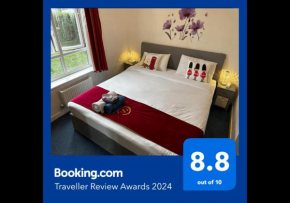 London 2 Bed 2 Bath Apartment Holiday Home - Free Parking - 3min walk to the Train station - 19min to London Liverpool Street 5min to Victoria Line 1GB Broadband super fast Internet GROUND FLOOR 100s 